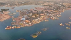 Pemandangan galangan kapal, terlihat melalui jendela, di Batam, 3 April 2019. (Foto: Reuters)