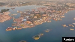 Pemandangan galangan kapal, terlihat melalui jendela, di Batam, 3 April 2019. (Foto: Reuters)