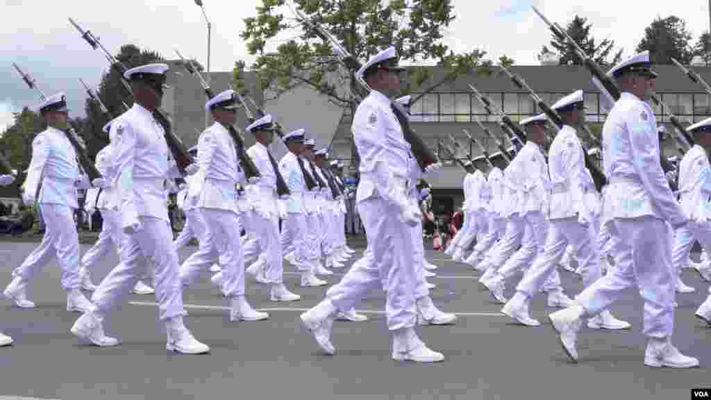 En Bogotá, unos nueve mil hombres y mujeres de las fuerzas militares, realizaron demostraciones de las capacidades terrestres, aéreas, con el despliegue de personal militar entrenado en acciones antiterroristas urbanas, rurales y unidades antisecuestro y antiextorsión. FOTO: Johan Reyes, VOA.&nbsp;