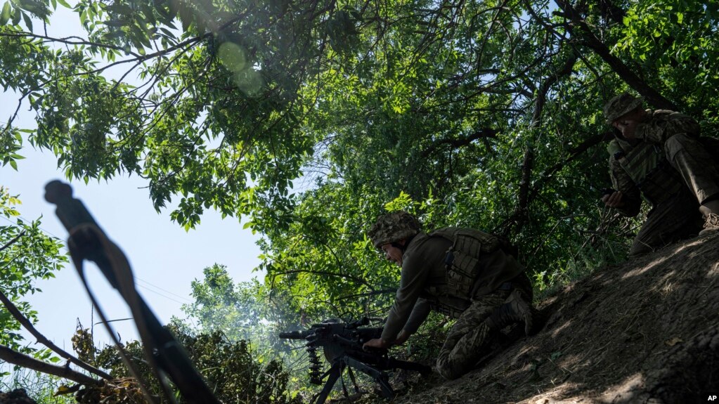 一名乌克兰士兵在顿涅茨克阿夫迪夫卡（ Avdiivka）向俄军阵地开火。（2023年6月19日）(photo:VOA)