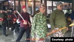 KRT Widyacandra Ismayaningrat, Ketua Kelompok Sadar Wisata Hudanyasari di Kemantren Kraton Yogyakarta (kanan dengan lurik) pada upacara tradisi ruwahan (foto: courtesy)