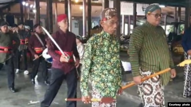 KRT Widyacandra Ismayaningrat, Ketua Kelompok Sadar Wisata Hudanyasari di Kemantren Kraton Yogyakarta (kanan dengan lurik) pada upacara tradisi ruwahan (foto: courtesy)