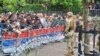Demonstranti i pripadnici KFOR-a pred zgradom opštine Zvečan