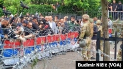 Demonstranti i pripadnici KFOR-a pred zgradom opštine Zvečan