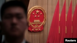 全国人大会议举行之日一名保安人员站在北京人大会堂内。（2024年3月5日）