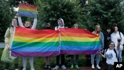 LGBT aktivisti drže svoje zastave na Puškinovom trgu u Moskvi, Rusija, 15. juli 2020.