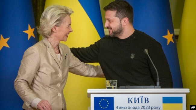 Chủ tịch Ủy ban Châu Âu Ursula von der Leyen, trái, và Tổng thống Ukraine Volodymyr Zelenskyy tham dự cuộc họp báo ở Kyiv, Ukraine, ngày 4 tháng 11 năm 2023.