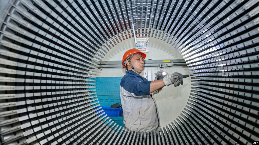 中国江苏省南通一家生产风力发电机厂的工人正在工作。（2023年9月20日）(photo:VOA)