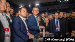 CHP'nin yeni genel başkanı Özgür Özel kurultayda oy kullanıyor.
