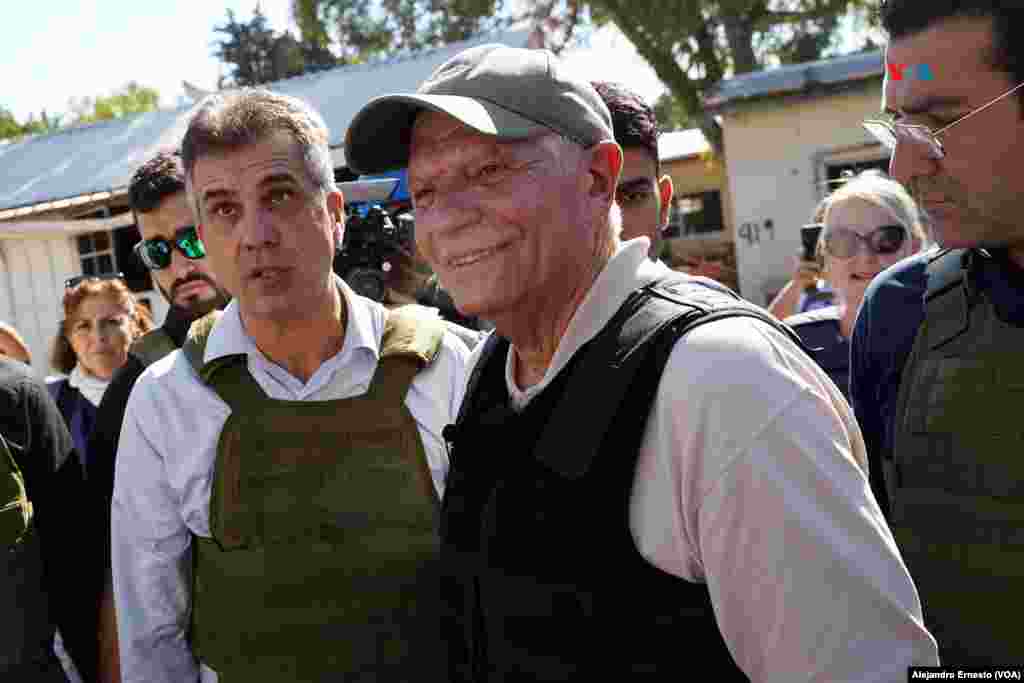 El jefe de la diplomacia europea Joseph Borrell (der) conversa con el ministro israelí de exteriores Eli Cohen (izq), durante un recorrido por el kibutz Be&#39;eri, uno de los más afectados por los ataques de Hamás