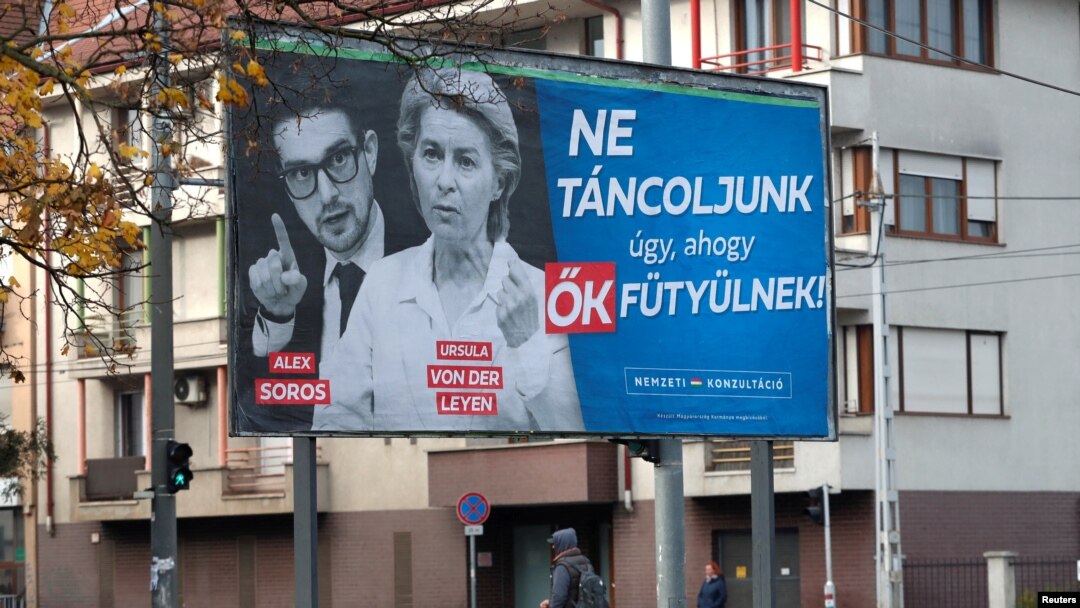 Bilbord u Budimpešti na kojem su Aleks Soroš i predsednica Evropske komisije Ursula fon der Lajen sa porukom "Ne igramo kako oni sviraju" (foto: Rojters/Bernadet Sabo)