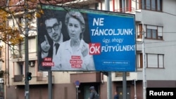 Bilbord u Budimpešti na kojem su Aleks Soroš i predsednica Evropske komisije Ursula fon der Lajen sa porukom "Ne igramo kako oni sviraju" (foto: Rojters/Bernadet Sabo)