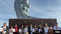 活动参与者在中国大陆逃亡香港历史纪念碑前合影 (美国之音 张木林) 