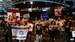 240名被哈马斯劫持为人质的家人和朋友在以色列特拉维夫集会，呼吁内塔尼亚胡总理带人质回家。（2023年11月21日）