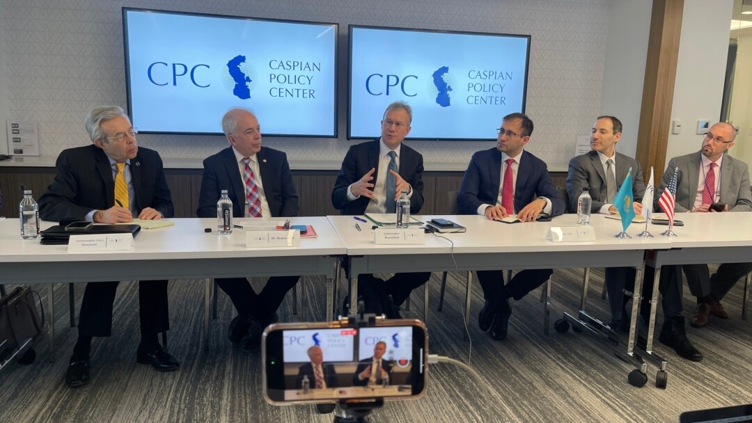 Rossiyalik ayol shaxsiy yalangoch suratda külotlarini yechdi.