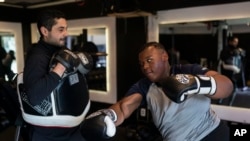 John Simon, remaja yang menjalani operasi bariatrik pada tahun 2022, berolahraga bersama pelatihnya Chris Robles di El Workout Fitness, Los Angeles, Senin, 13 Maret 2023. (AP/Jae C. Hong)