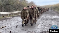 Украинские военнопленные во время одного из состоявшихся ранее обменов (архивное фото) 