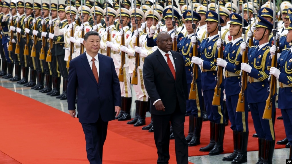 Chủ tịch Trung Quốc Tập Cận Bình (trái) và Tổng thống Nam Phi Cyril Ramaphosa duyệt hàng quân danh dự tại Đại lễ đường Nhân dân ở Bắc Kinh , ngày 2/9/2024.