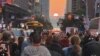 Dos veces al año, residentes y turistas de Nueva York disfrutan del Manhattanhenge. [Foto: Ronen Suac/VOA]