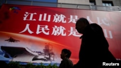 资料照：上海街头的一个巨幅宣传牌。（2023年4月10日）