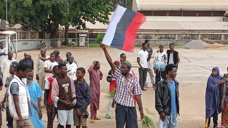 Nigeria arrests protesters with Russian flags