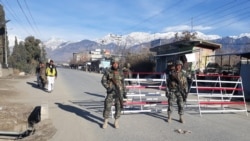 FILE - Tentara Pakistan berjaga di pos pemeriksaan di Parachinar, ibu kota distrik suku Kurram, 22 Januari 2017. (BASIT GILANI / AFP)