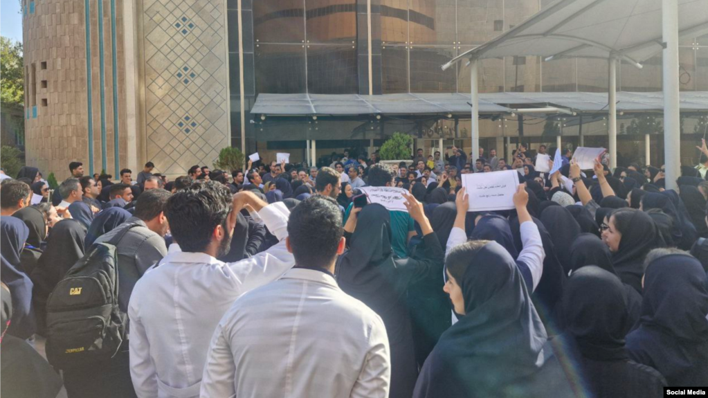 تجمع پرستاران معترض در بیمارستان «امام رضا» در مشهد