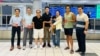 Nhà hoạt động Nguyễn Anh Tuấn (thứ 4, từ trái sang) và vợ con đến phi trường Pearson ở Toronta, Canada, vào ngày 31/5/2023.