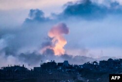 Fotografija snimljena sa izraelske strane granice sa Pojasom Gaze na kojoj se vidi dim koji se podiže iznad zgrada nakon izraelskih udara na severni deo palestinske enklave, 22. novembra 2023.