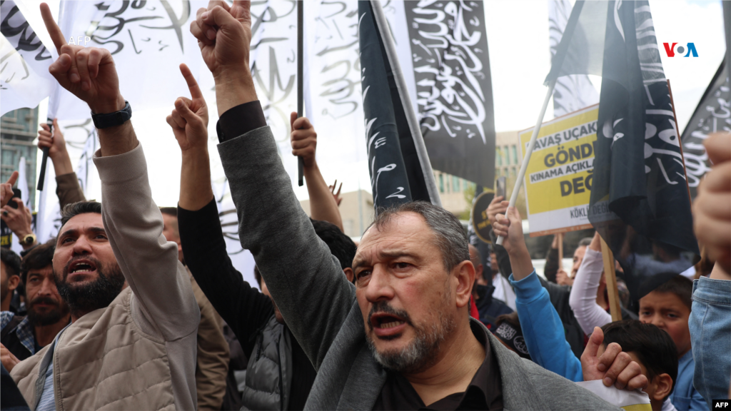 Manifestantes sostuvieron pancartas religiosas mientras participaban en una manifestación contra la visita del secretario de Estado estadounidense, Antony Blinken a Turquía, cerca de la embajada de Estados Unidos en Ankara, el 5 de noviembre de 2023.