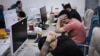 Sekelompok warga negara China ditangkap dalam penggerebekan polisi karena dicurigai menjalankan sindikat penipuan "cinta online" yang menjerat ratusan korban di China, di sebuah gedung Kara Industrial Park di Batam, Kepulauan Riau (foto: ilustrasi). 