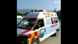 印度被救出隧道的工人们在医院接受检查 