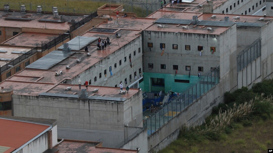 Los presos se encuentran en el techo de la cárcel de Turi, en un motín ocurrido en en Cuenca, Ecuador, el 31 de agosto de 2023. 