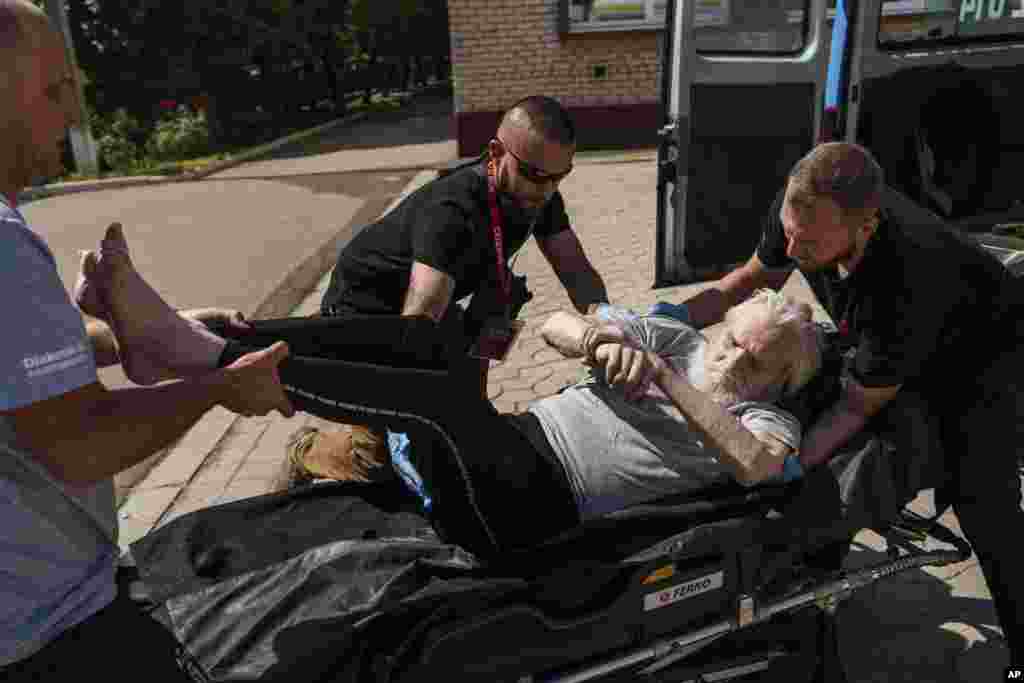 Voluntarios de la misión SOS Este trasladan a un anciano discapacitado en una camilla durante la evacuación en Pokrovsk, región de Donetsk, Ucrania, el lunes 19 de agosto de 2024.&nbsp;