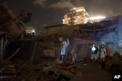 Masyarakat melihat kerusakan akibat roket yang ditembakkan dari Jalur Gaza di Tel Aviv, Israel, Sabtu, 7 Oktober 2023. (Foto: AP/Moti Milrod)