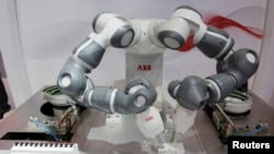 FILE - YuMi ABB dengan lengan robot ganda pada pameran perdagangan "China International Fair for Trade" di Beijing, China, 28 Mei 2019. (REUTERS/Jason Lee)