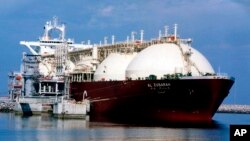 FILE - Kapal tanker gas alam cair (LNG) Qatar sedang memuat LNG, yang sebagian besar terdiri dari metana, di Pelabuhan Laut Raslaffans, Qatar utara. (AP)