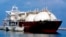 FILE - Kapal tanker gas alam cair (LNG) Qatar sedang memuat LNG, yang sebagian besar terdiri dari metana, di Pelabuhan Laut Raslaffans, Qatar utara. (AP)