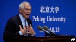 资料照片：2023年10月13日，欧盟外交和安全政策主管博雷利在北京大学发表讲话。（美联社照片）