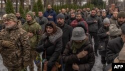 Civili i ukrajinski vojnici prisustvuju sahrani pripadnika vojske Ukrajine koji je ubijen u borbi sa ruskim trupama u regionu Zaporoja, na groblju u Kijevu, 29. novembra 2023.