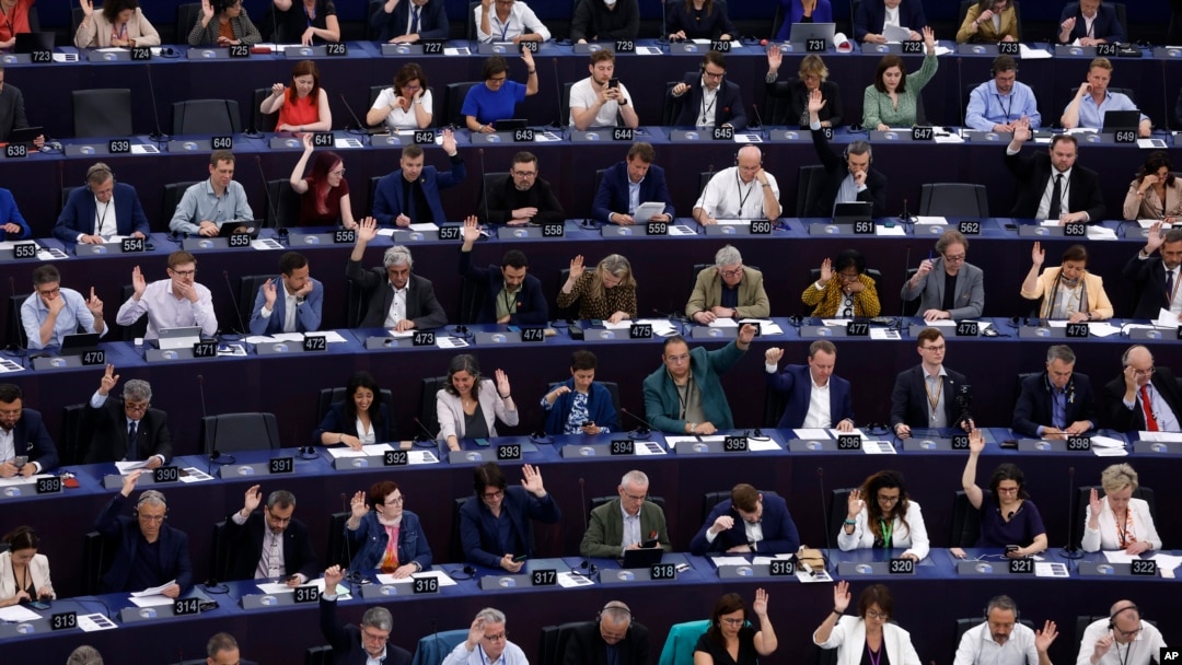 Para anggota parlemen Uni Eropa berunding dalam menentukan regulasi terkait kecerdasan buatan atau AI di parlemen Eropa di Strasbourg, Prancis, pada 14 Juni 2023. (Foto: AP/Jean-Francois Badias)