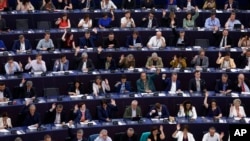 Para anggota parlemen Uni Eropa berunding dalam menentukan regulasi terkait kecerdasan buatan atau AI di parlemen Eropa di Strasbourg, Prancis, pada 14 Juni 2023. (Foto: AP/Jean-Francois Badias)