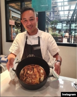 Christopher The membuat adonan kue ini bersama murid-muridnya pada kursus tiga hari yang digelar di Kursus Memasak Vive. (IG/the_christopher_the)