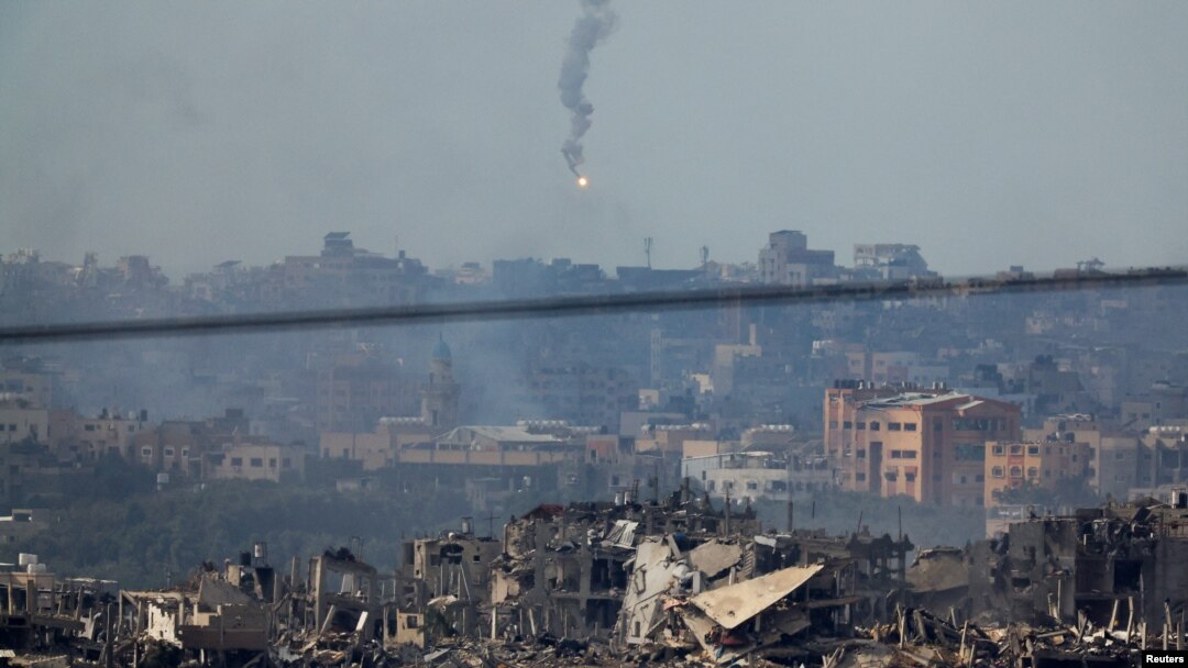 Sebuah suar yang ditembakkan oleh militer Israel terbang di atas Gaza, terlihat dari Israel selatan, di tengah konflik Israel dan Hamas, 20 November 2023. (Foto: REUTERS/Alexander Ermochenko)