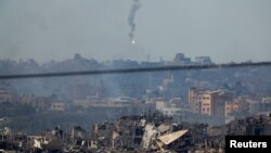 Sebuah suar yang ditembakkan oleh militer Israel terbang di atas Gaza, terlihat dari Israel selatan, di tengah konflik Israel dan Hamas, 20 November 2023. (Foto: REUTERS/Alexander Ermochenko)