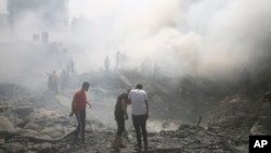 Está es una imagen real que muestra a palestinos buscando sobrevivientes entre escombros de un edificio tras un ataque aéreo israelí dirigido contra Hamás en la franja de Gaza el 12 de octubre. Pero hay innumerables imágenes manipuladas que están circulando en la red. 