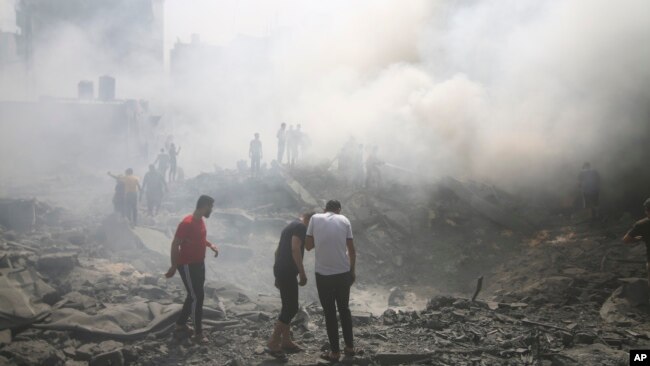 Está es una imagen real que muestra a palestinos buscando sobrevivientes entre escombros de un edificio tras un ataque aéreo israelí dirigido contra Hamás en la franja de Gaza el 12 de octubre. Pero hay innumerables imágenes manipuladas que están circulando en la red. 