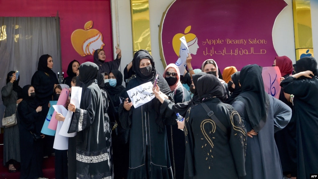 2023年7月19日，阿富汗妇女在喀布尔一家美容店外举行抗议活动，争取自己的权利。（法新社）(photo:VOA)