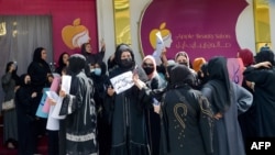 Perempuan Afghanistan melakukan protes atas hak-hak mereka di salon kecantikan di daerah Shahr-e-Naw di Kabul, 19 Juli 2023. (AFP)