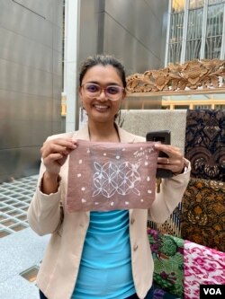 Tanya Cabbins, staf Bank Dunia berdarah India, terpesona dengan kekayaan motif batik Indonesia." (VOA/Eva)
